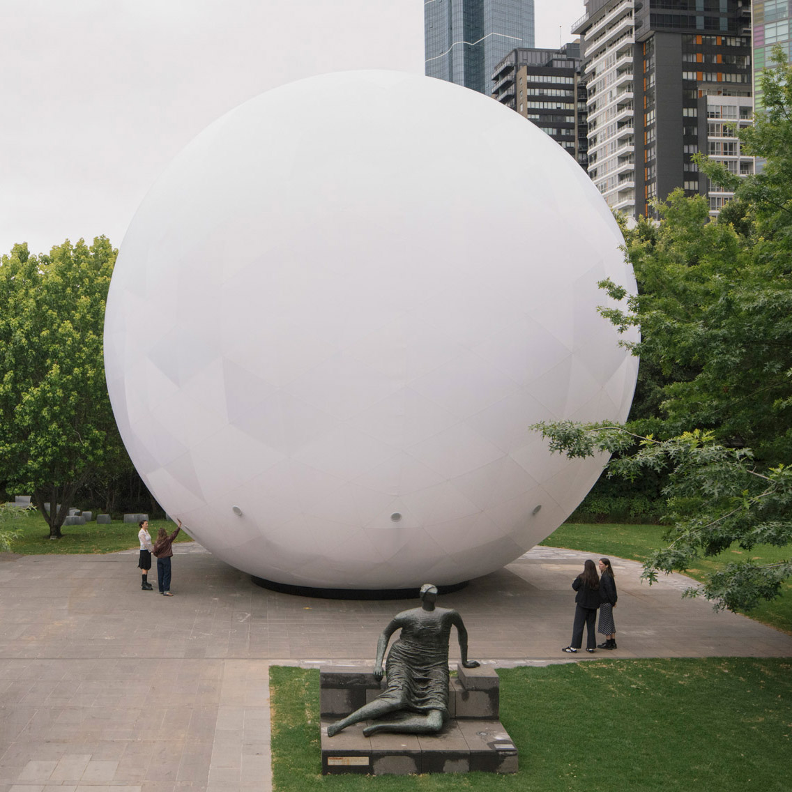 Nick Brunsdon menciptakan bola tiup untuk Galeri Nasional Victoria