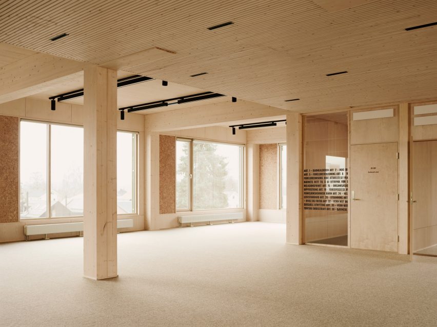 Estrutura interior de escritório em madeira da Oslotre projeta na Noruega