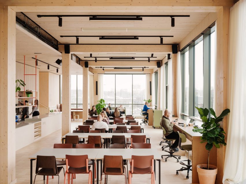 Cozinha e espaço de trabalho no escritório de madeira HasleTre da Oslotre designs na Noruega