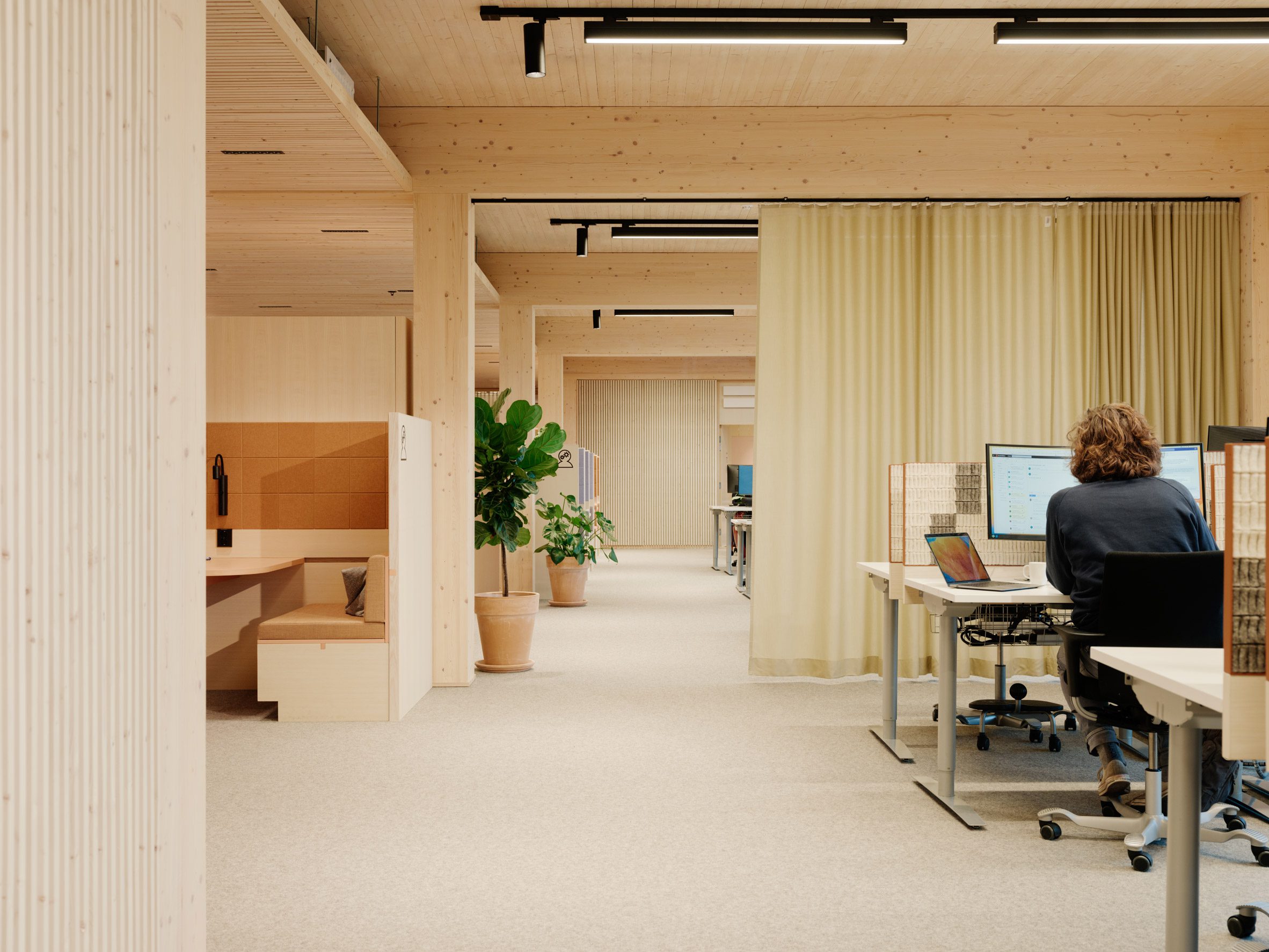 Interior workplace of timber office by Oslotre designs in Norway