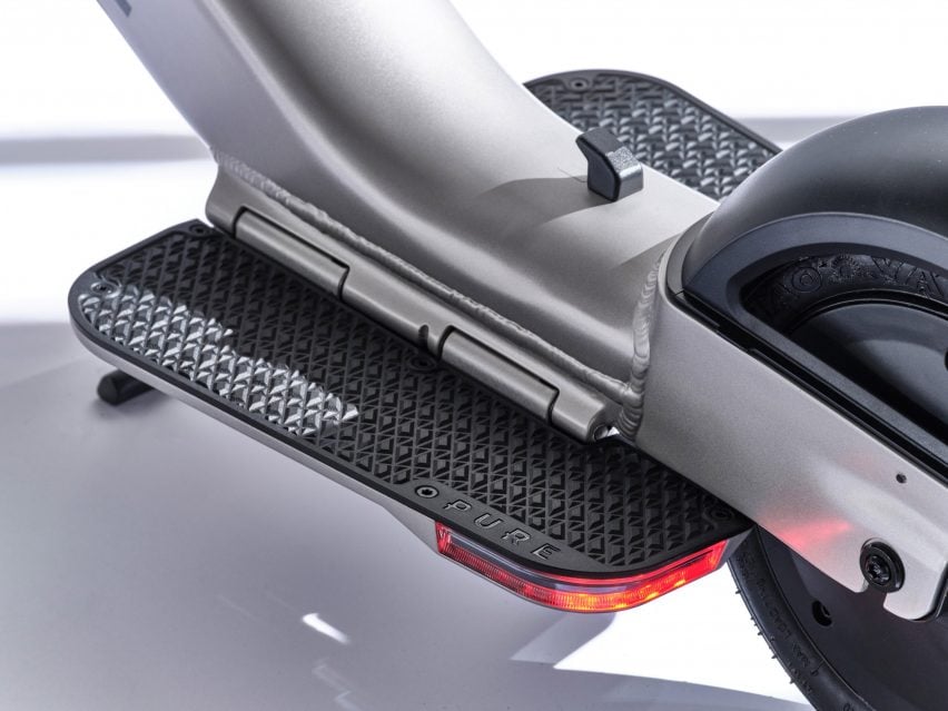 Footpads next to chassis of Pure Advance Flex foldable electric scooter 