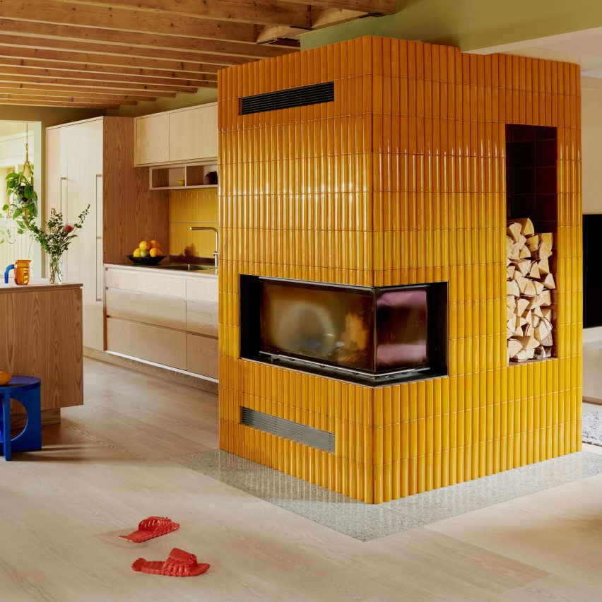Fireplace with yellow tiles by Familien Kvistad