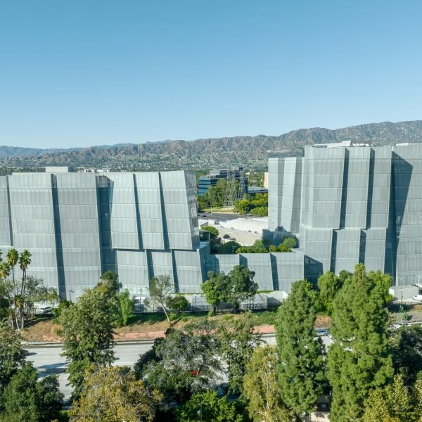 Gehry Partners points to the icebergs of the Warner Bros. building