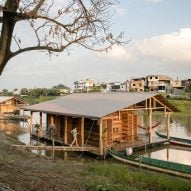 La Balsanera house aims to revive "tradition of living on the river" in Ecuador