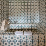 Fully tiled bath tub