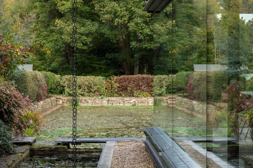 The glass elevations reflects the surrounding, especially the pond next to the cottage