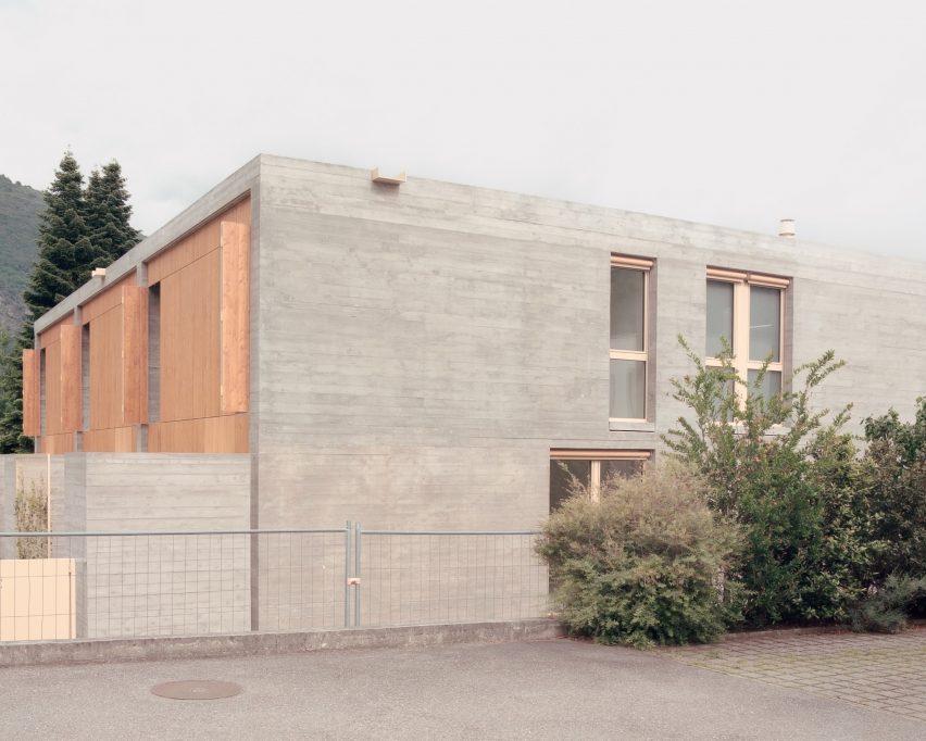 Stahlbetonwand und Holzverkleidung für Reihenhäuser aus Beton in der Schweiz, entworfen von Atelier Rampazzi