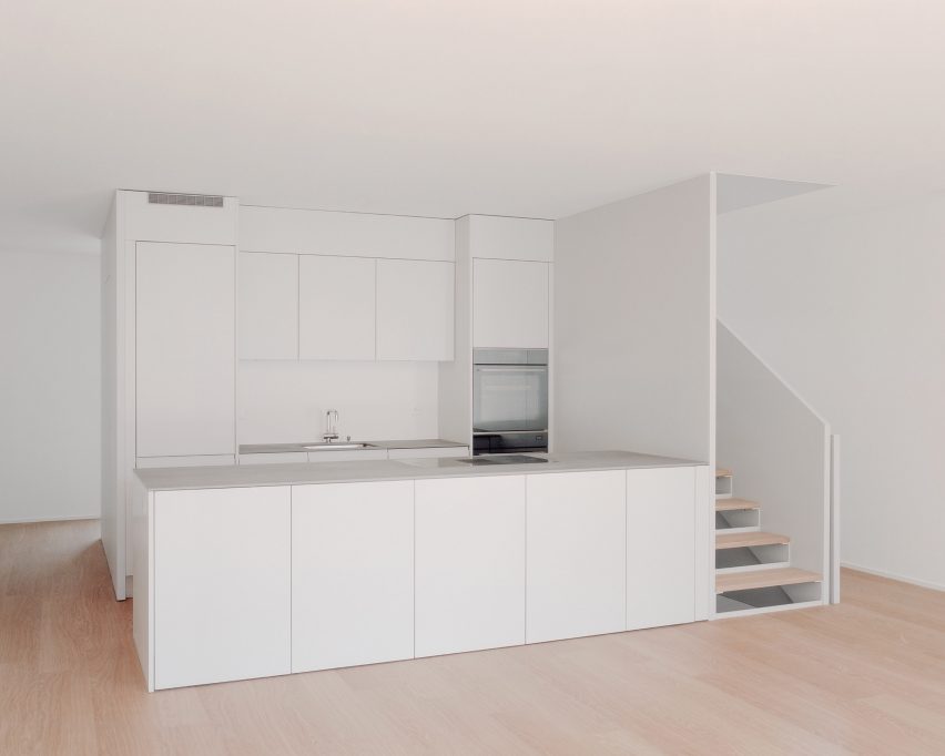 Kücheninnenraum von Reihenhäusern aus Beton in der Schweiz, entworfen von Atelier Rampazzi