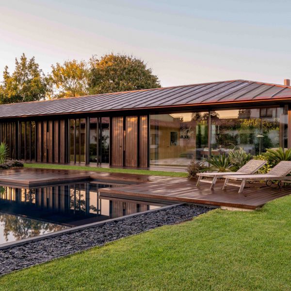 Balto Arquitectura hace referencia a un diseño japonés para una casa con piscina española