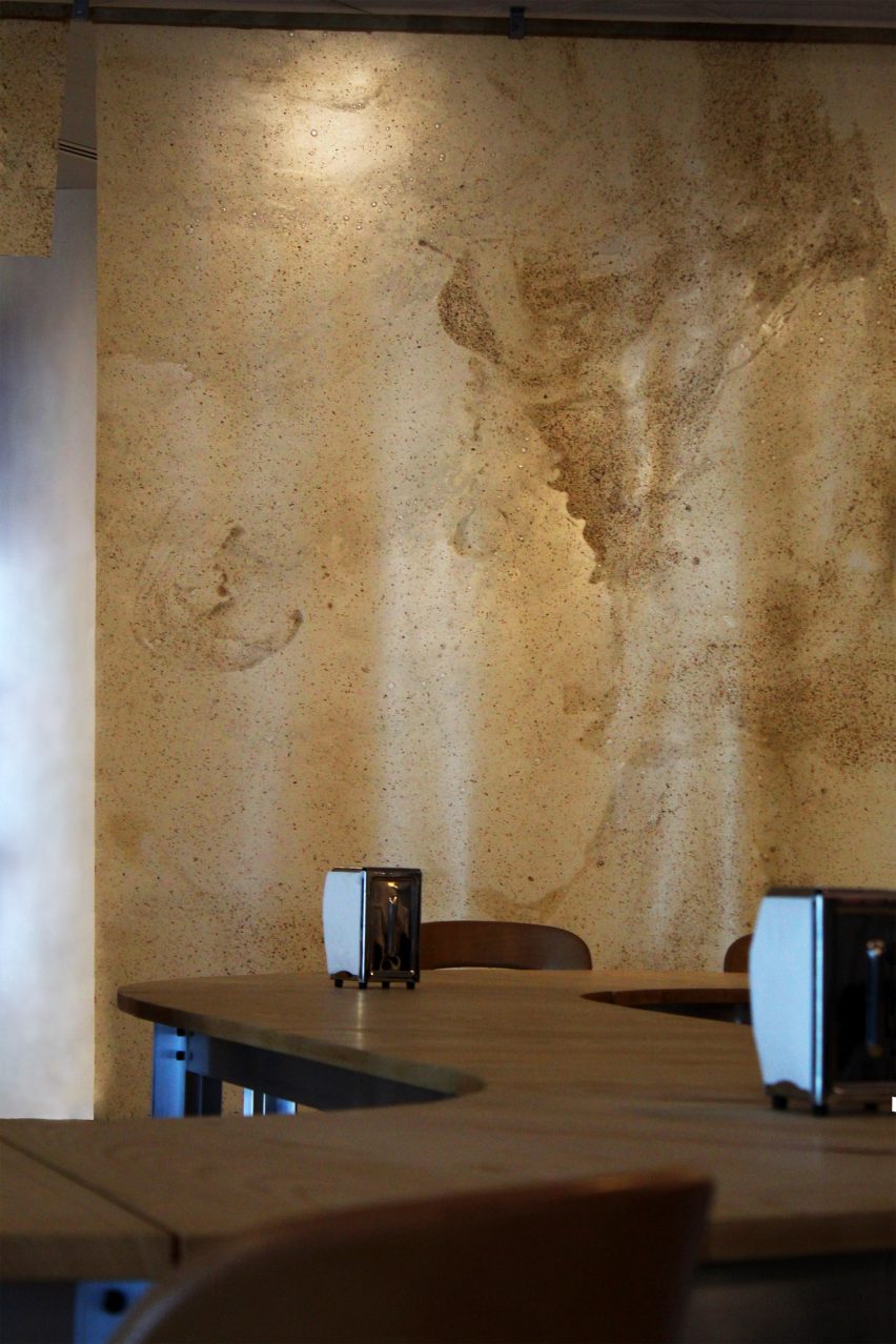 Natural Material Studio crea pinturas de restaurantes a partir de restos de cerveza