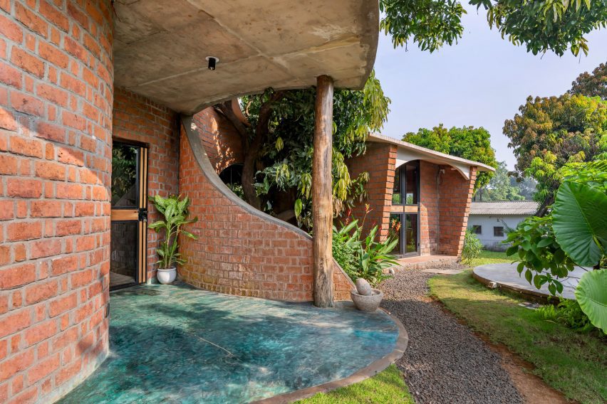 Bordes borrosos envuelven la casa tallada alrededor de un árbol en la selva india