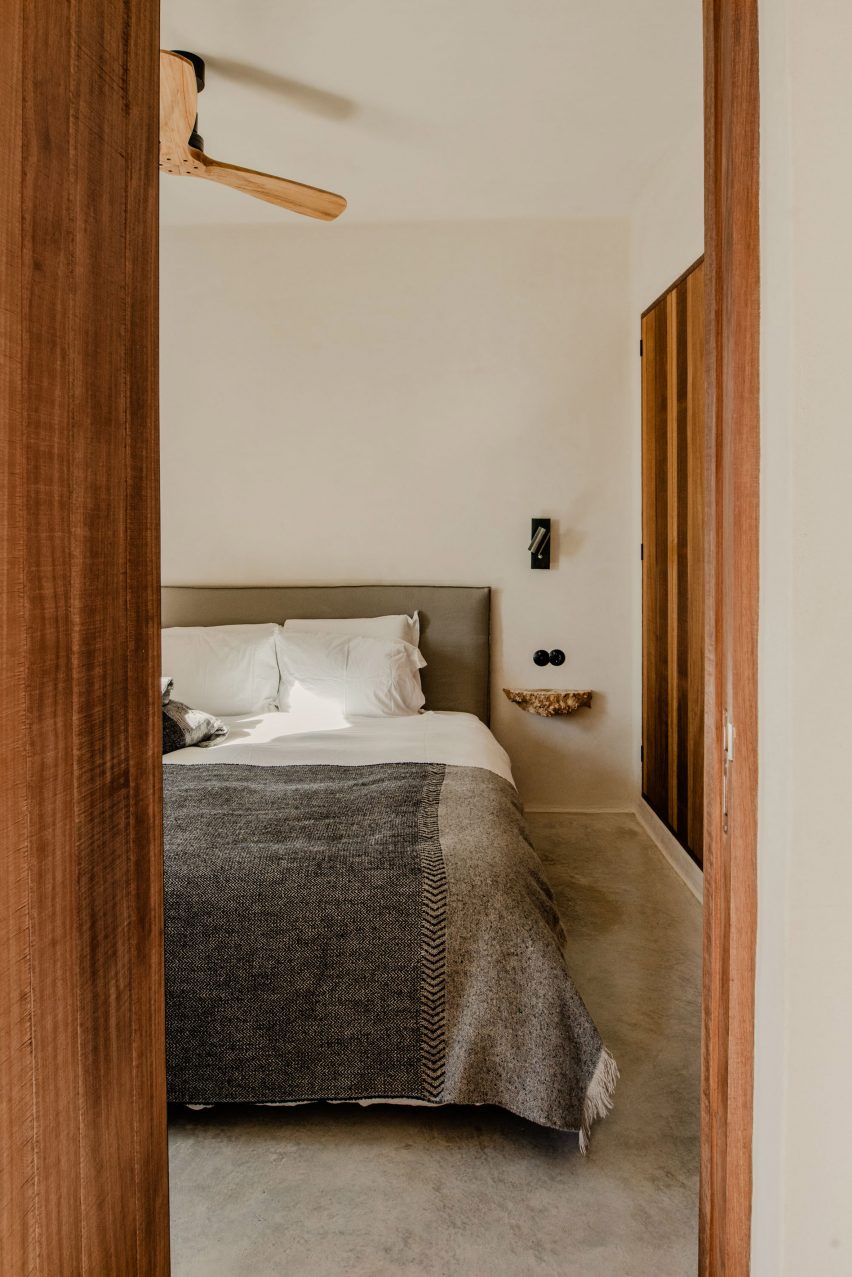 Phòng ngủ được bài trí tối giản với tủ đựng đồ tích hợp