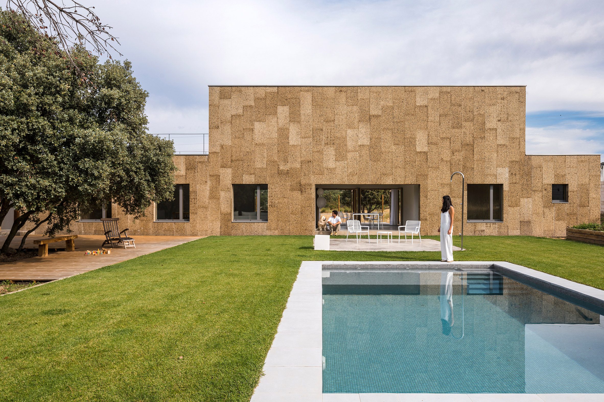 Garden view at home by Estudio Albar in Spain