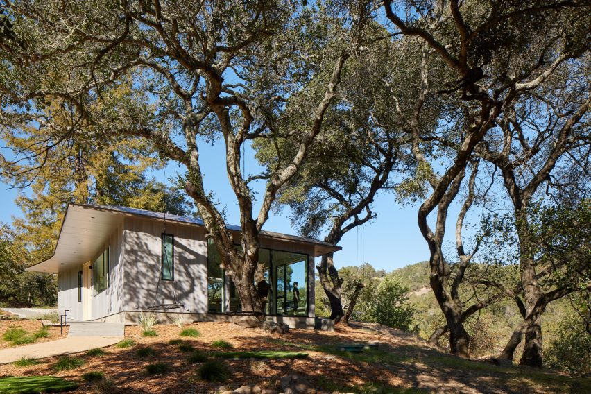 خانه ای در کالیفرنیا با درختان چوبی پیچ خورده