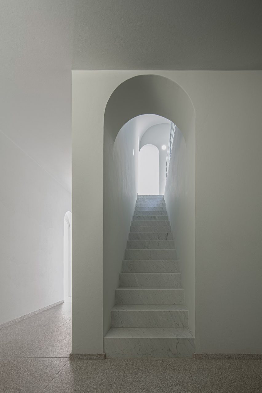 Staircase in Elogio del Grigio ،use by Antonino Cardillo
