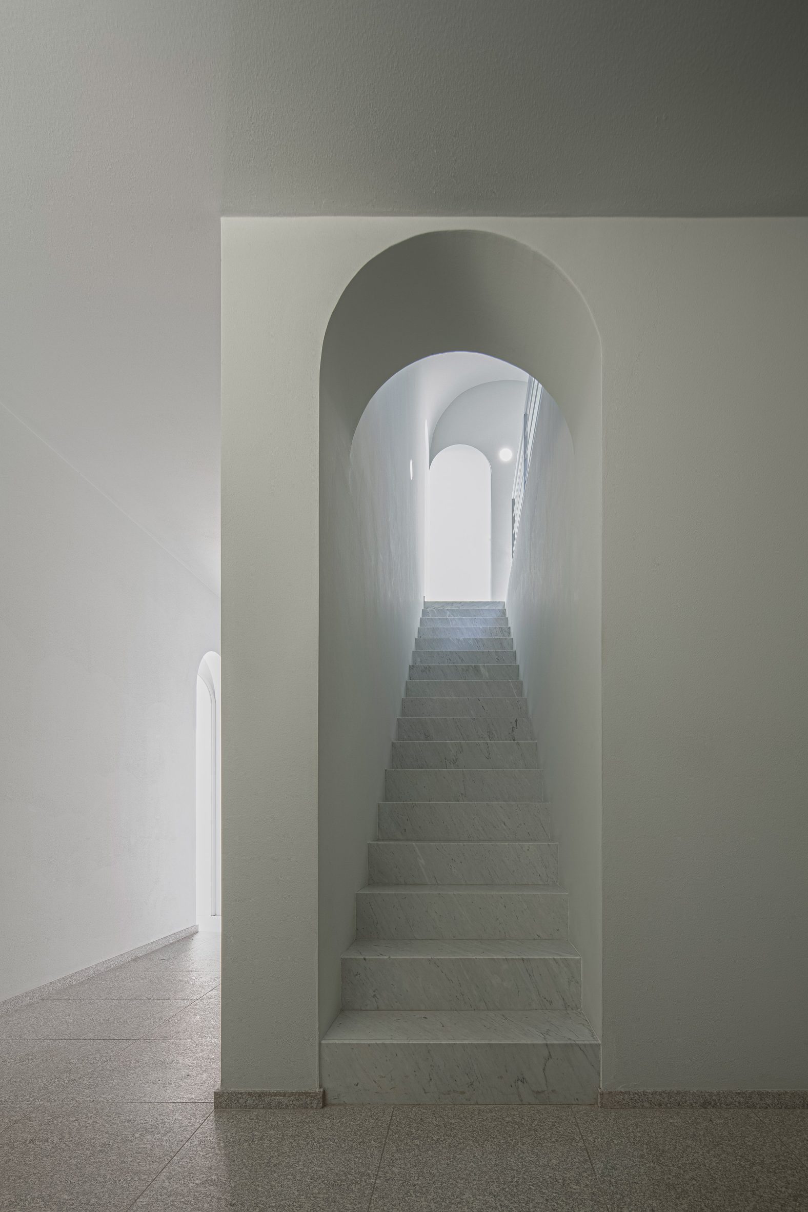 Staircase in Elogio del Grigio house by Antonino Cardillo