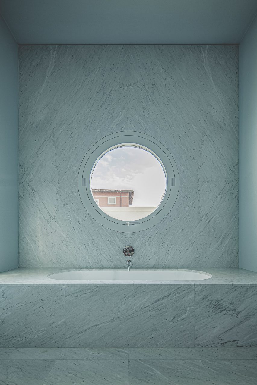 Marble bathroom in Elogio del Grigio ،use by Antonino Cardillo