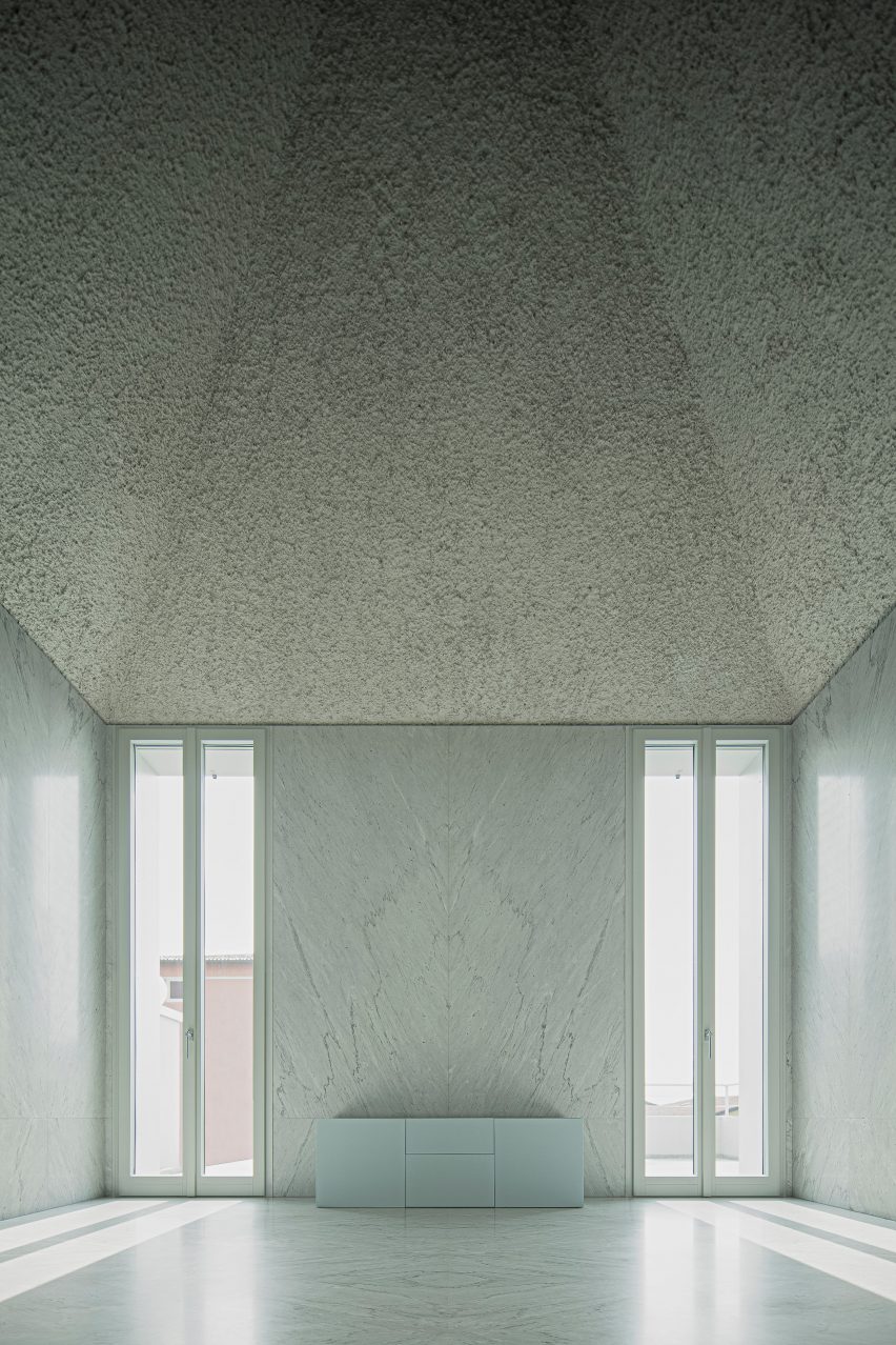 Sloping ceiling in Elogio del Grigio ،use by Antonino Cardillo