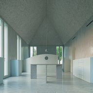 اتاق نشیمن در خانه Elogio del Grigio اثر Antonino Cardillo