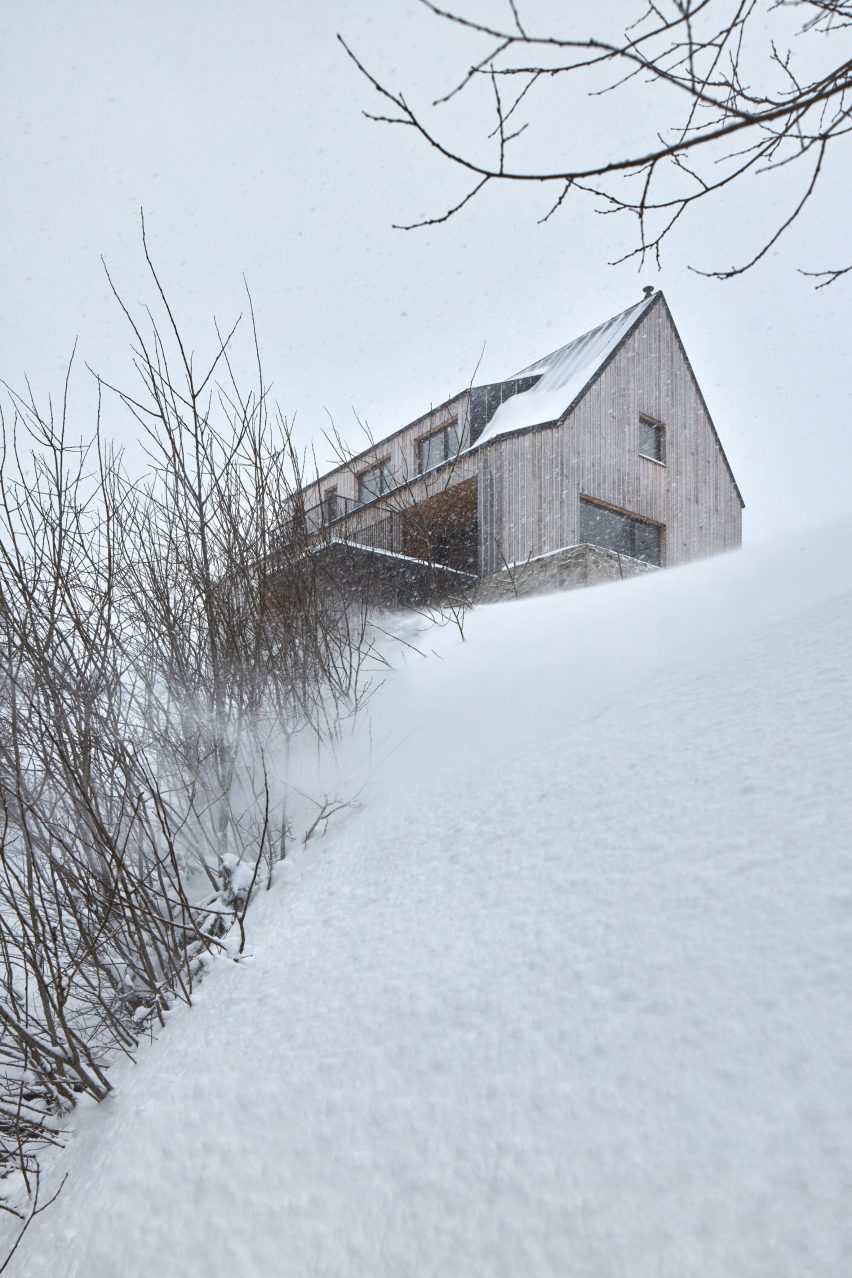 Štítový dům na zasněženém kopci