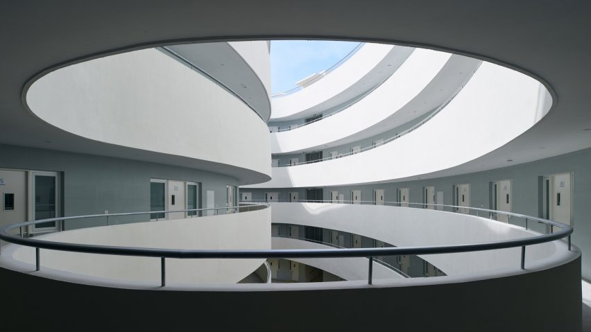 Curved, elevated exterior walkways in Haikou Jiangdong Huandao Experimental School