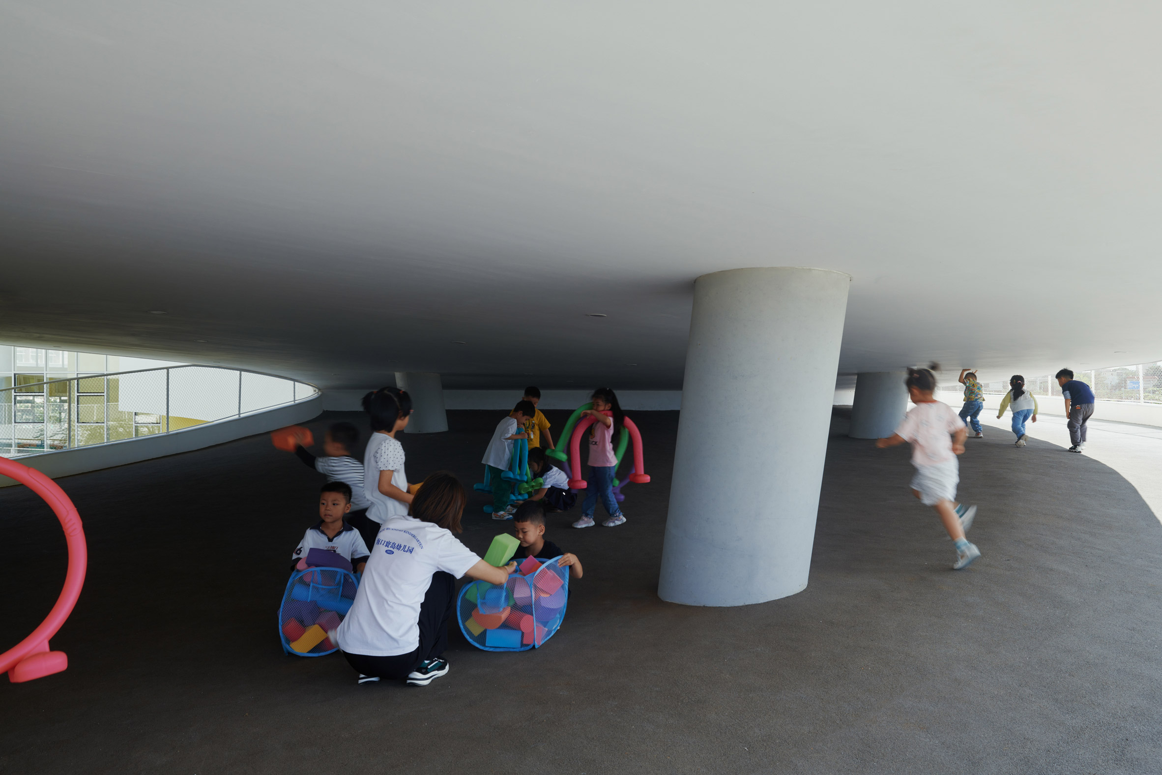 Children playing underneath the eaves of Haikou Jiangdong Huandao Experimental School 