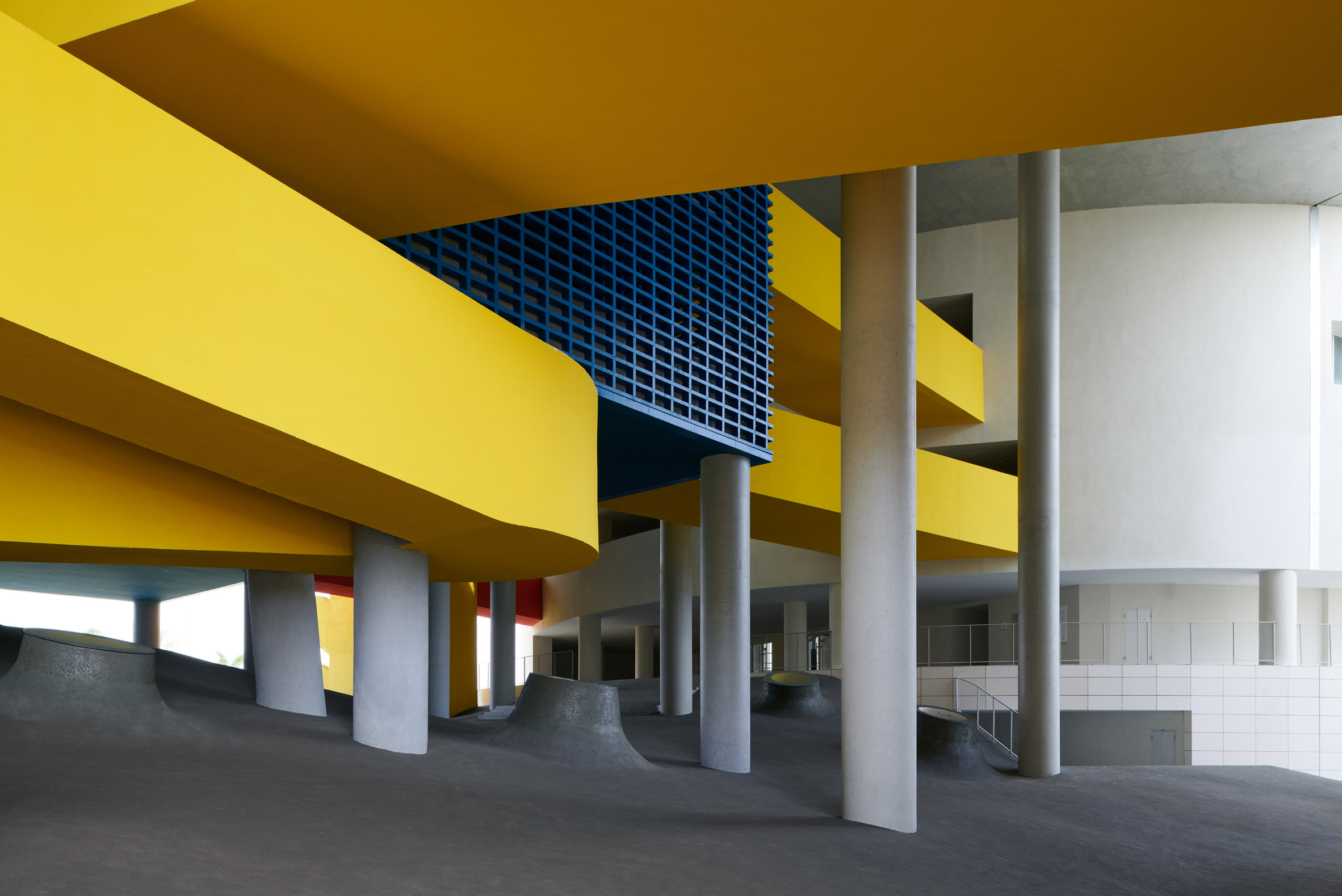 Series of columns and cantilevered sections of Haikou Jiangdong Huandao Experimental School 