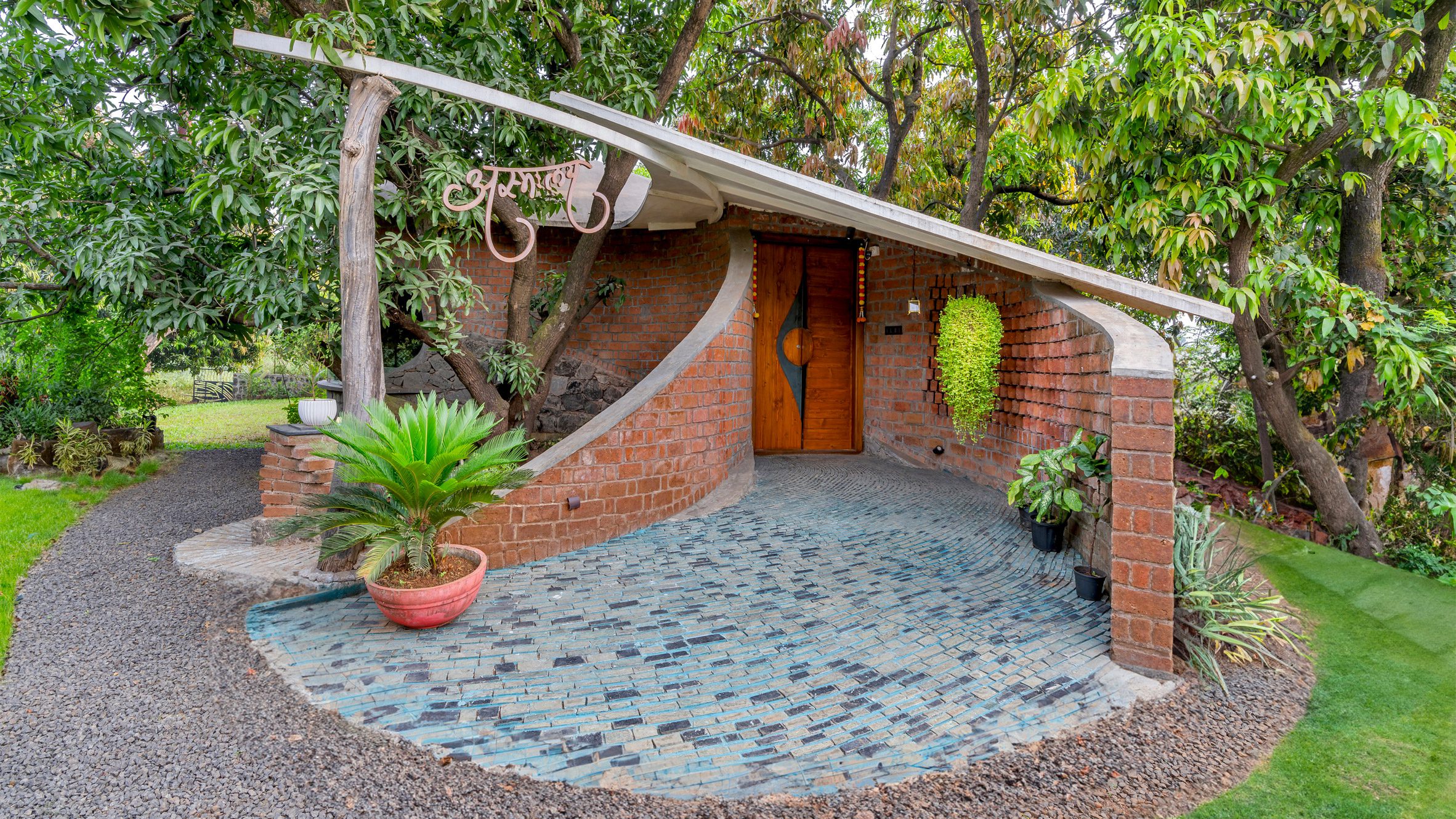 Blurring Boundaries wraps sculptural home around tree in Indian forest - Vimarsana News