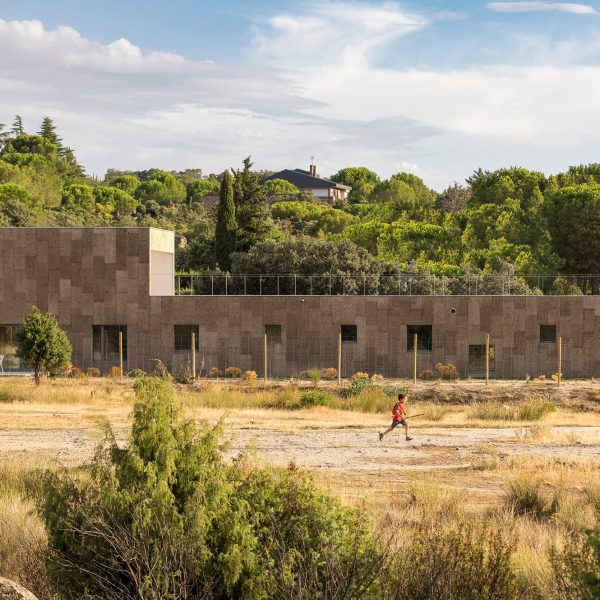 Estudio Albar completó una casa revestida de corcho con vista a un parque nacional en España