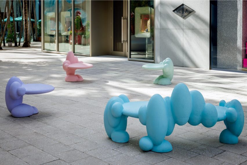 Lara Bohinc의 공공 장소에 있는 다채로운 벤치와 테이블