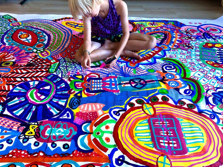 Alf Bärbel Wit drawing a design for his Moooi rugs