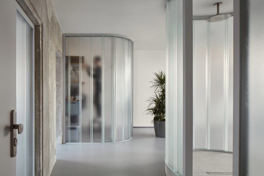 Neuhäusl Hunal آپارتمان در پراگ را با استفاده از پارتیشن های شیشه ای منحنی بازسازی کرد