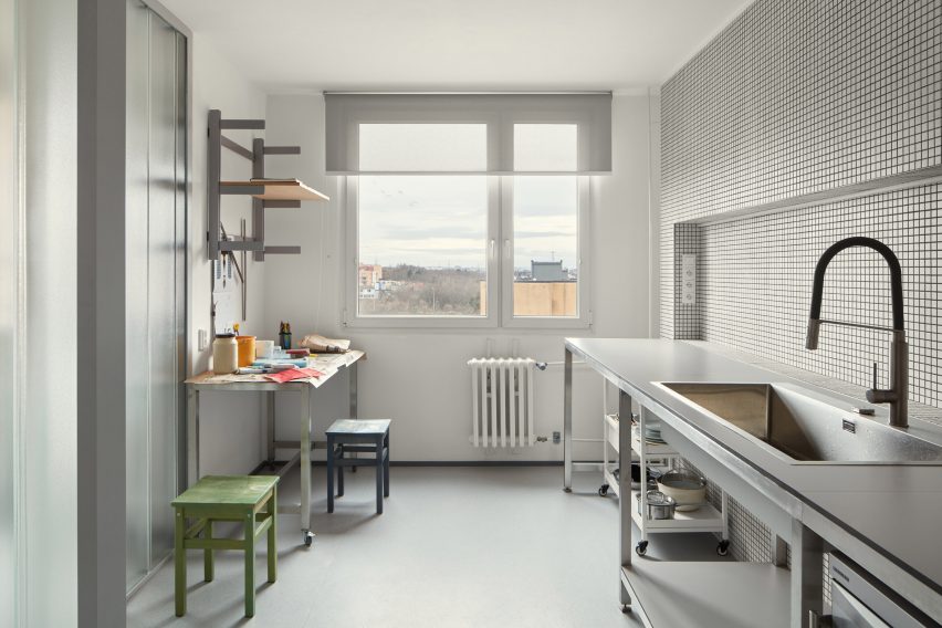 فضای کار آشپزخانه در آپارتمان پراگ توسط Neuhäusl Hunal