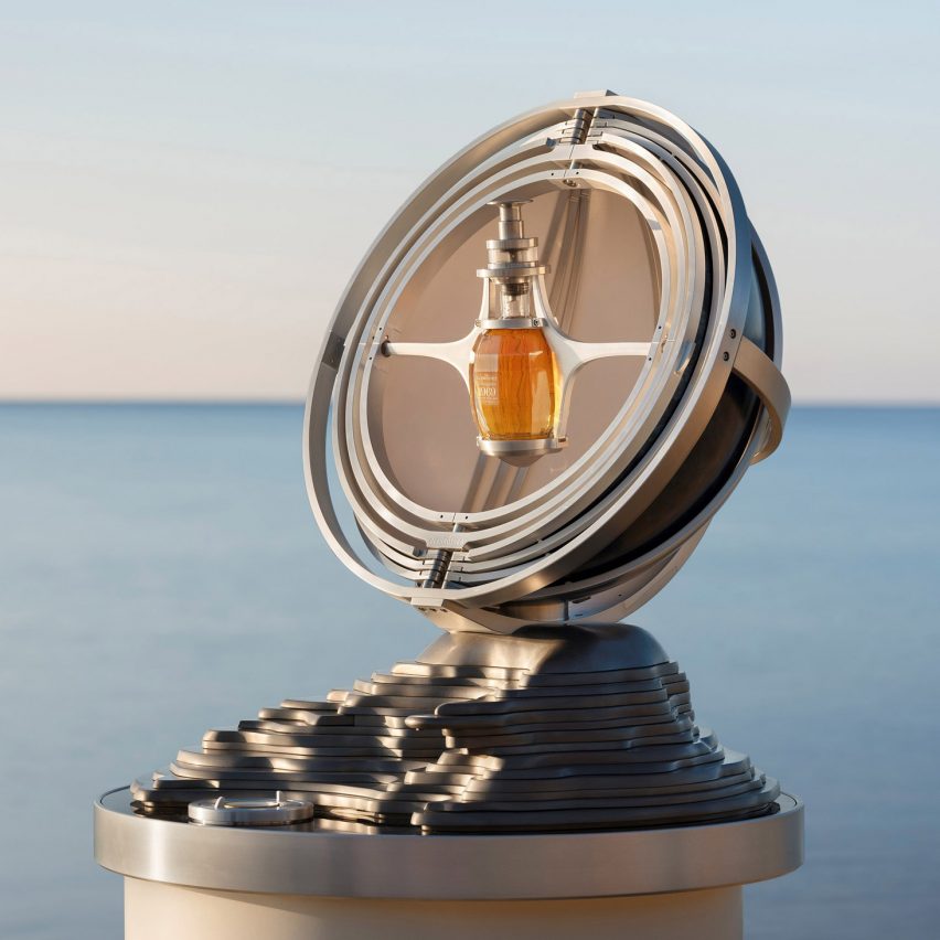 Whisky decanter for yachts