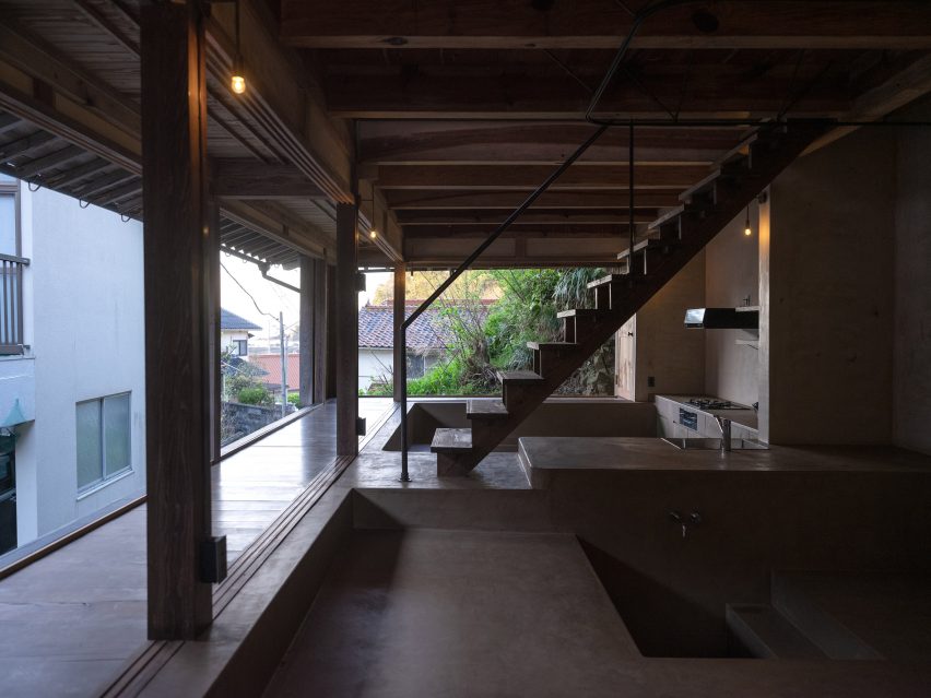 Studio AMBが日本ミスミにある改装されたミニマリスト住宅のくぼみ付きバスルーム