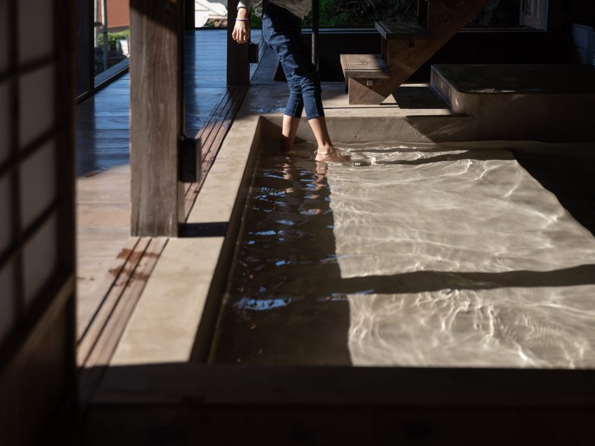 Studio AMBが製作した日本ミスミのミニマリスト住宅にある足湯または池