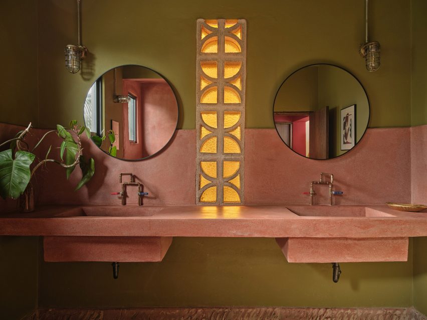 حمام با دیوارهای سبز زیتونی و روشویی صورتی و دوش