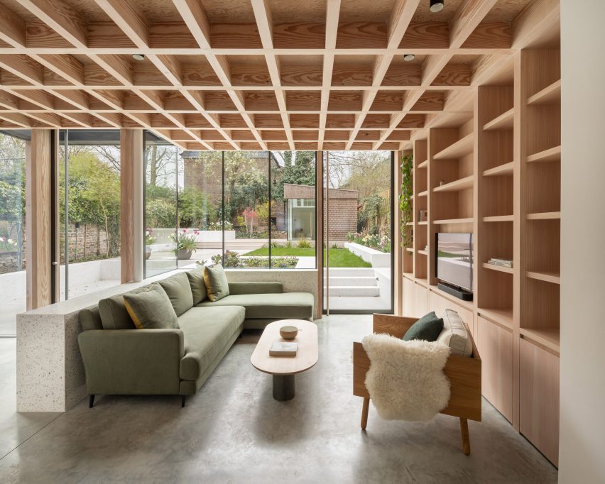 Interior of a London ،me extension with a wooden lattice ceiling