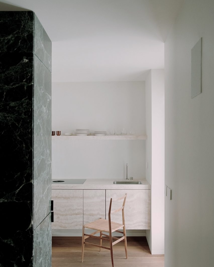 سیستم آشپزخانه معلق داخل آپارتمان گرین نست توسط AIM Studio در میلان