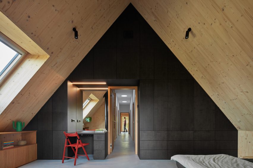 Tavan interior cu frontoane în casa inspirată de colibă ​​de Atelier Hajný