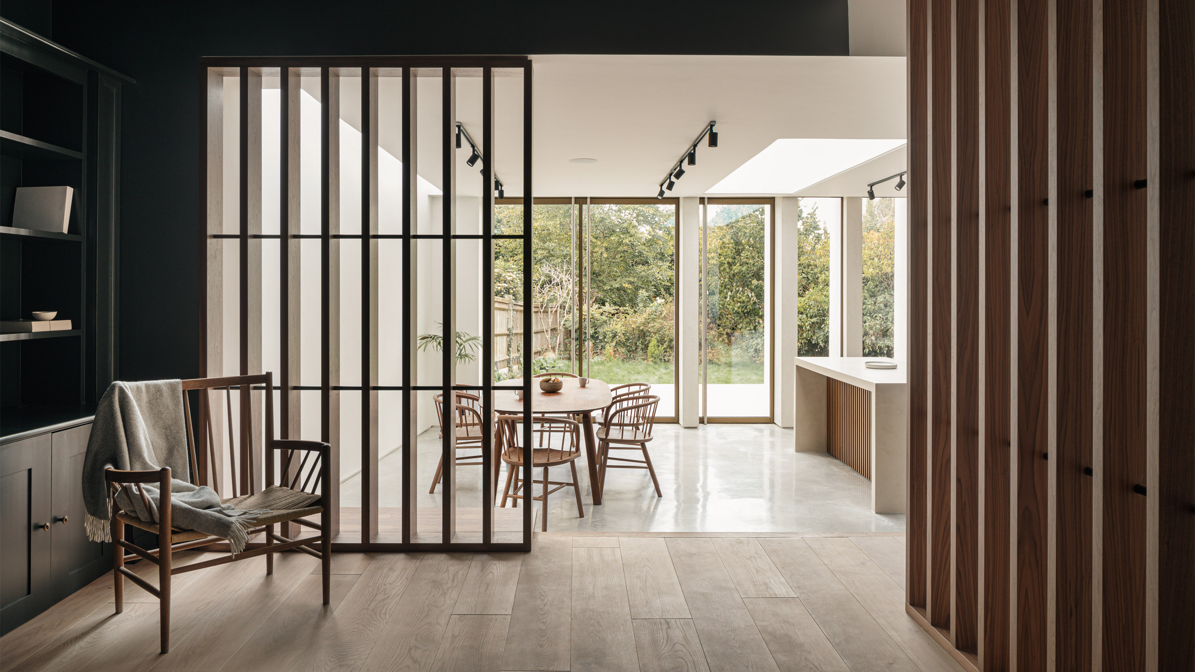 Deep-finned colonnade frames home extension by Will Gamble Architects - Vimarsana News