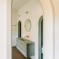 Arched mirror in Duplex by Atelier ST