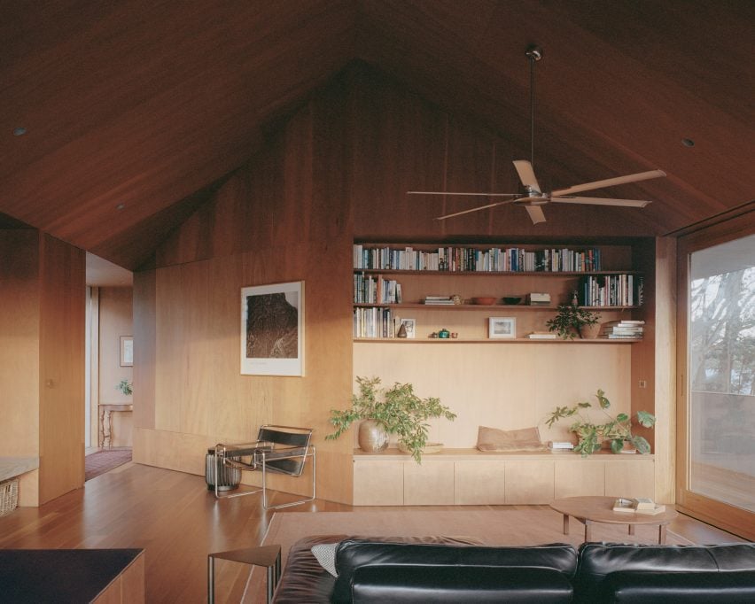 Interiorul îmbrăcat cu lemn al lui Mossy Point din New South Wales de către Edition Office