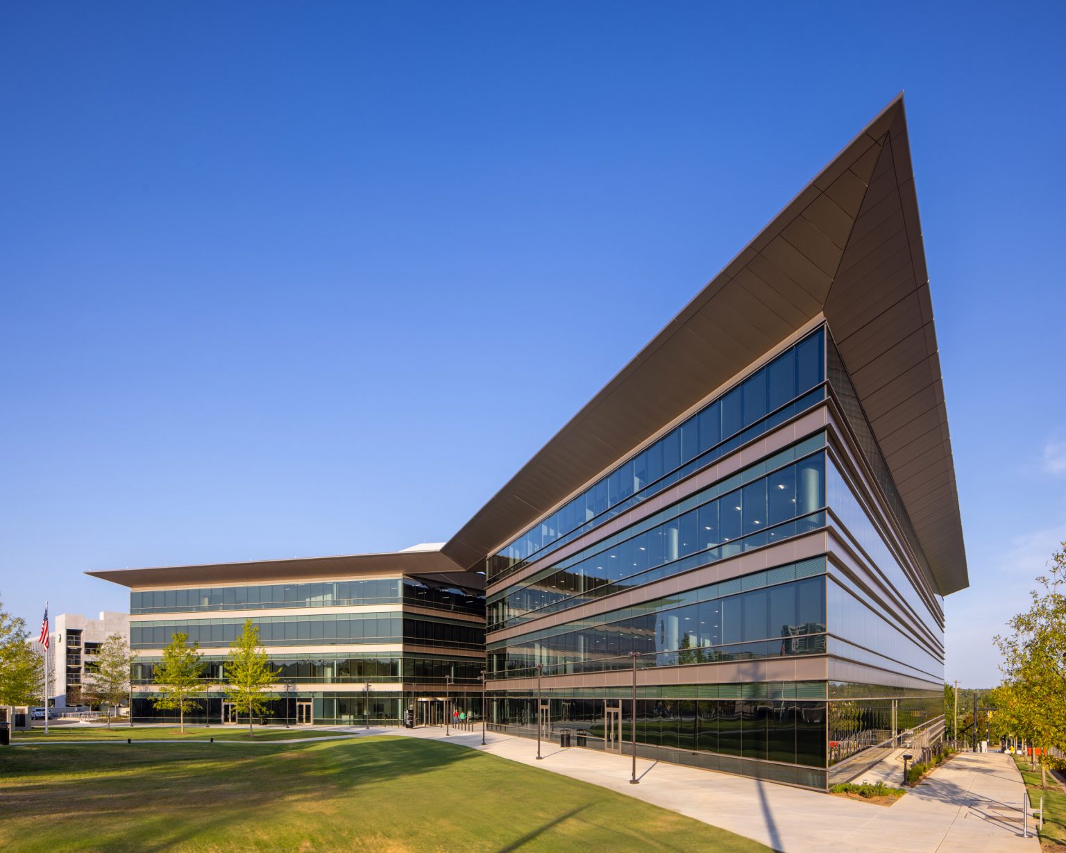 Foster + Partners tops South Carolina county building with “crisp edges ...