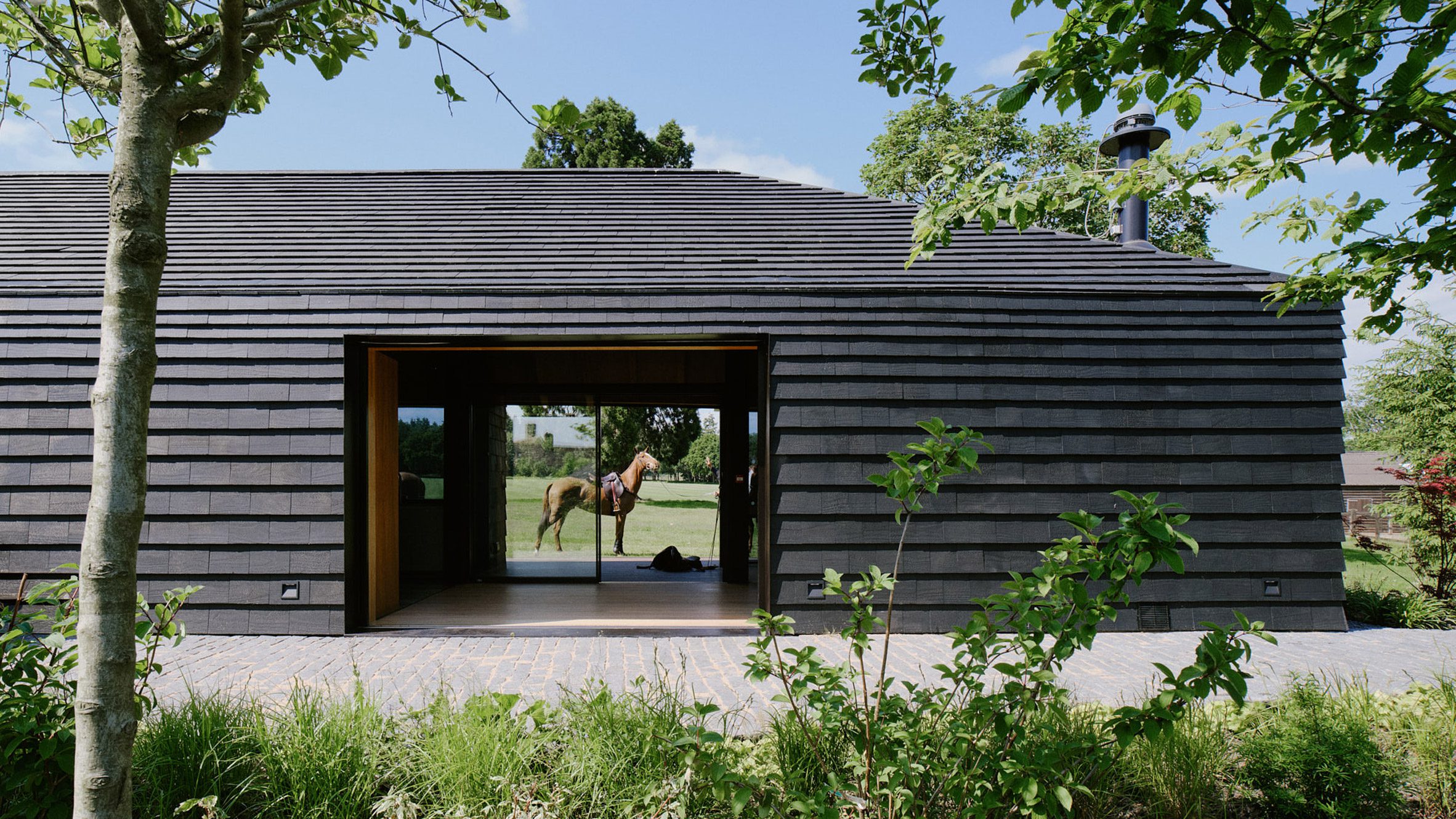 POLO Architects　近代建築 DROO adds charred-timber clubhouse to Arc Polo Farm in Surrey