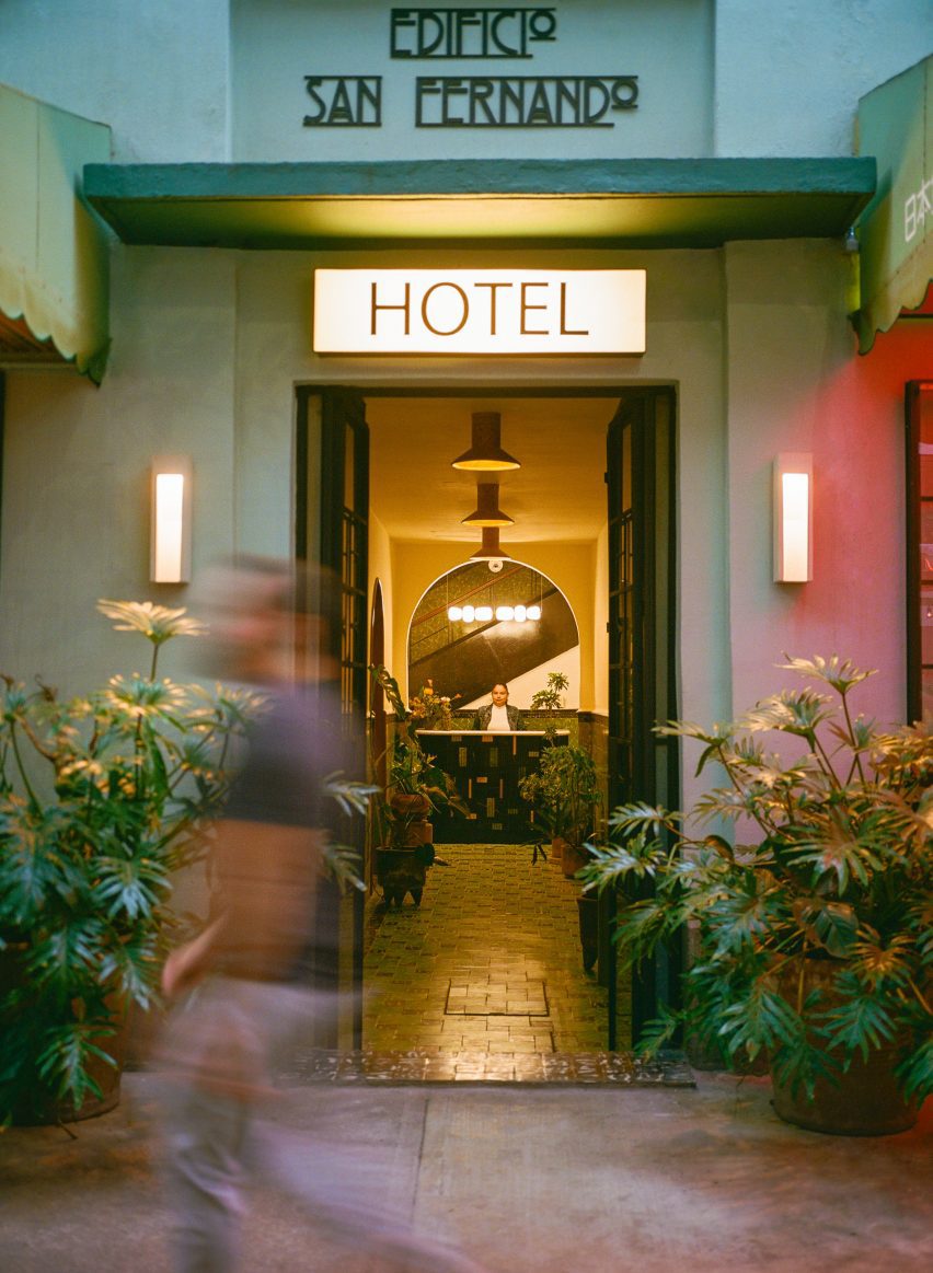 Khách sạn San Fernando với chữ và hành lang lối vào