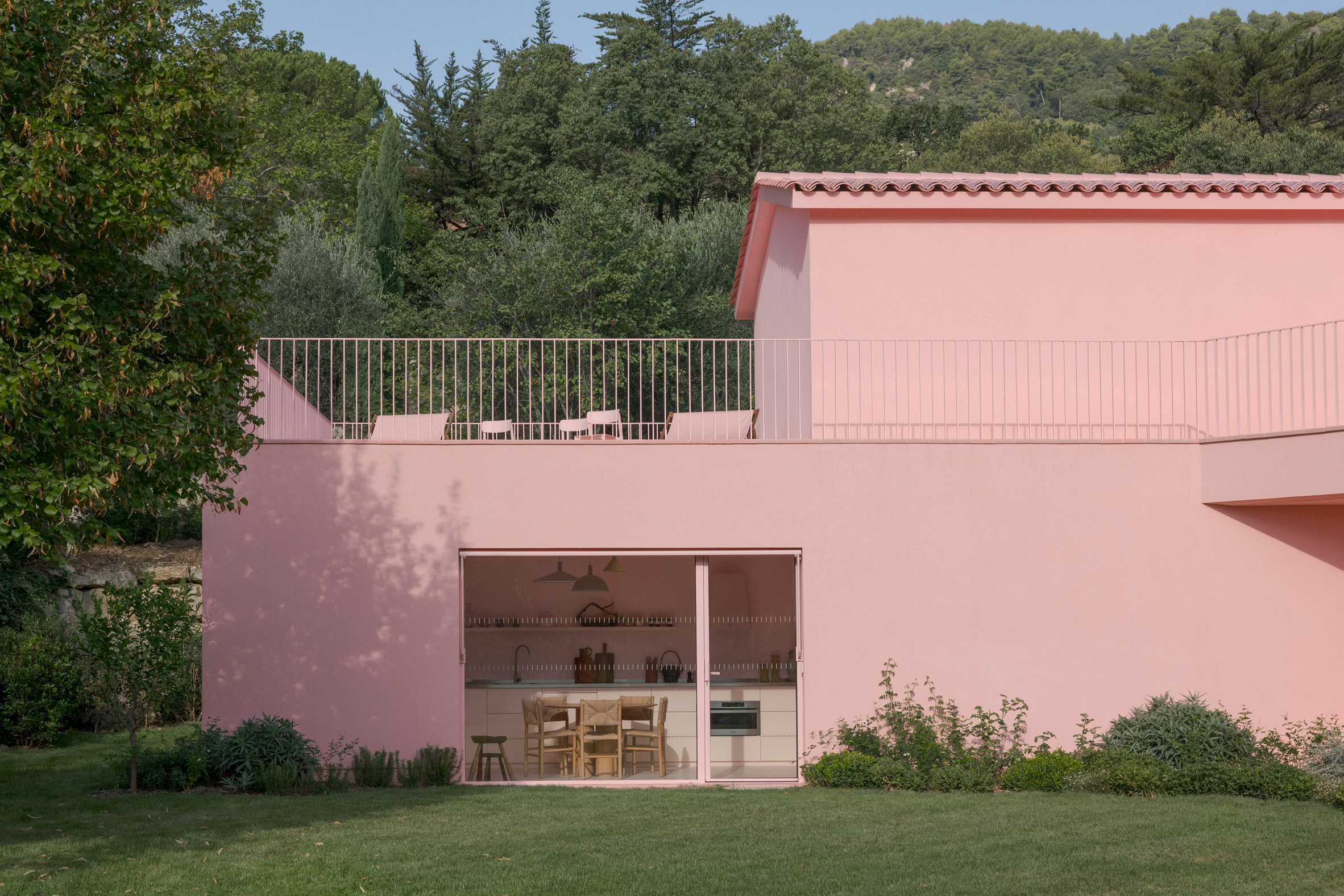 Domaine de la Rosa Lancôme pink villa