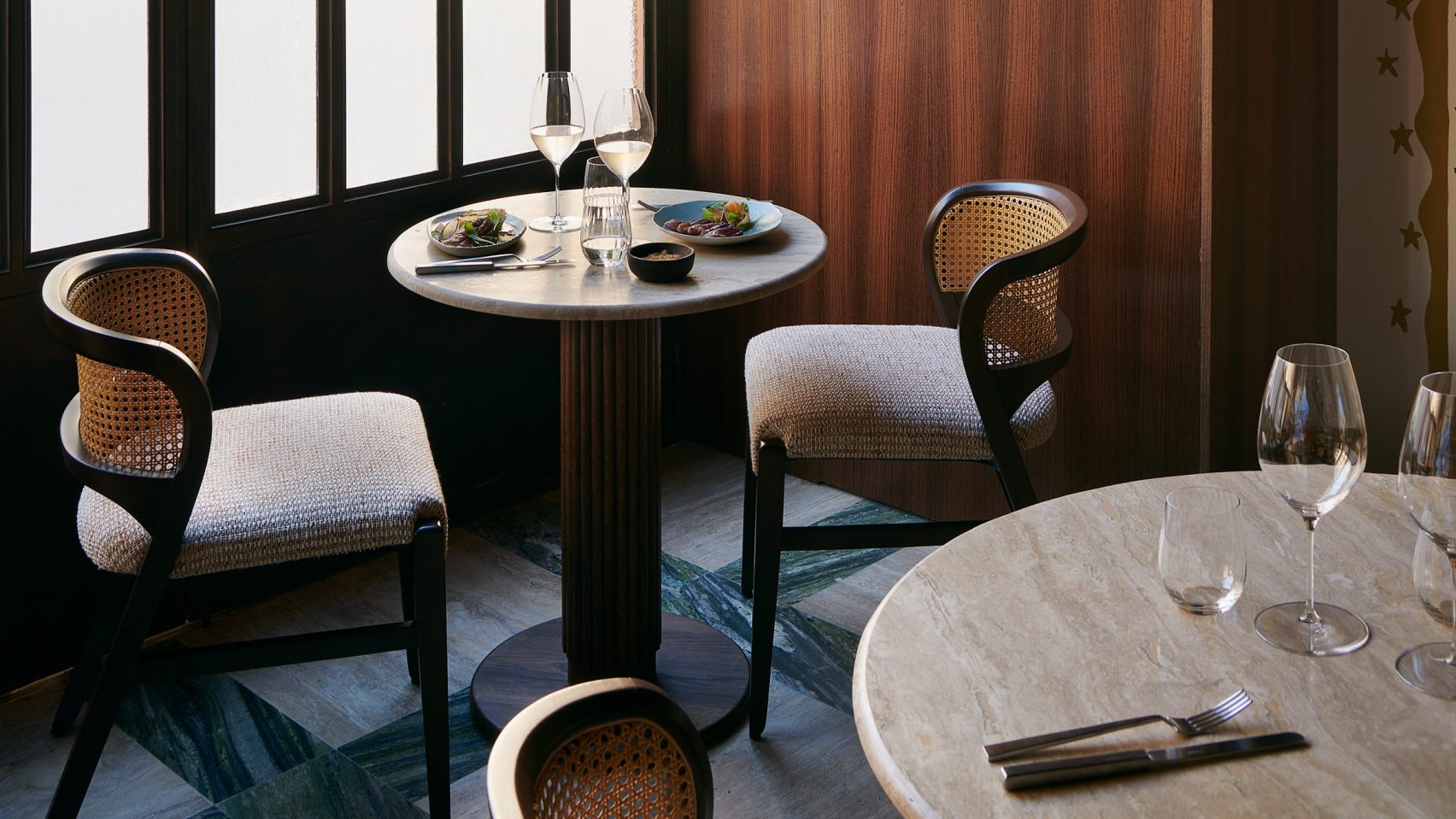 Parisian restaurant: Brazilian-informed murals bring character