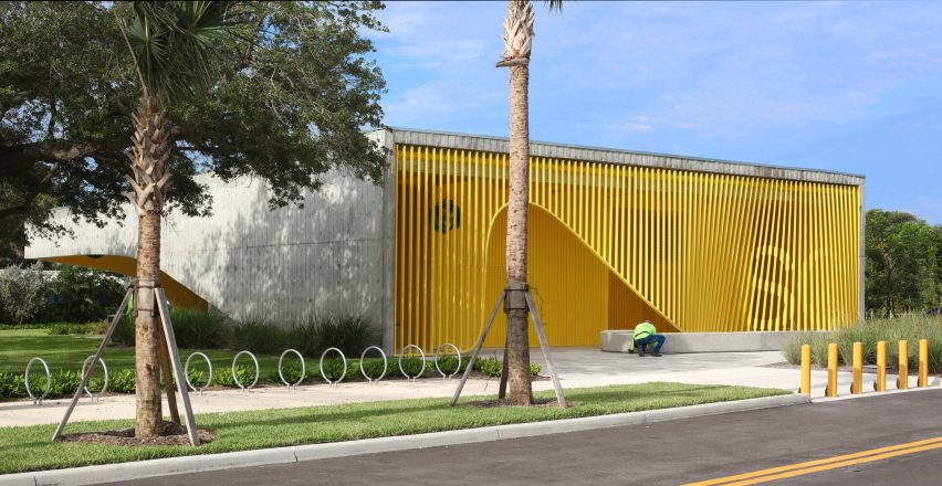 Clădire din beton cu fațadă cu zăbrele galbene