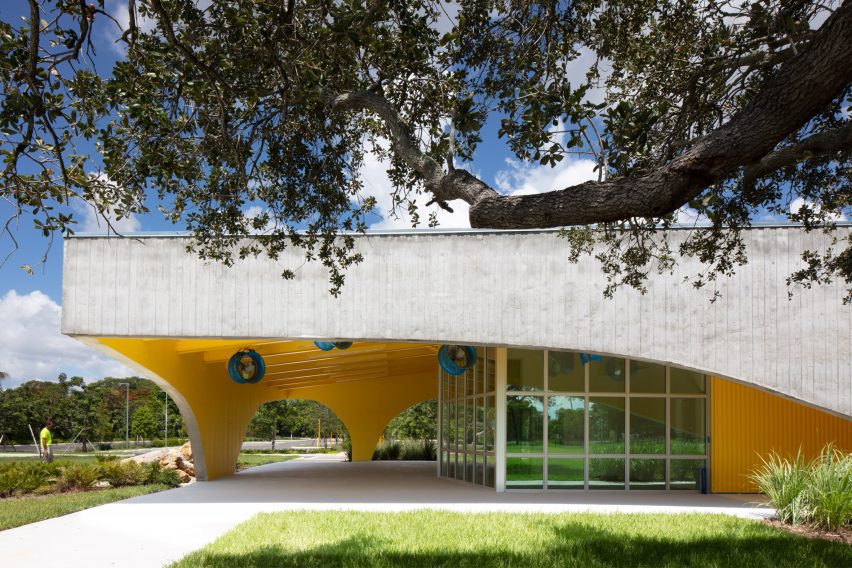 Pavilion din beton cu partea inferioară galbenă 